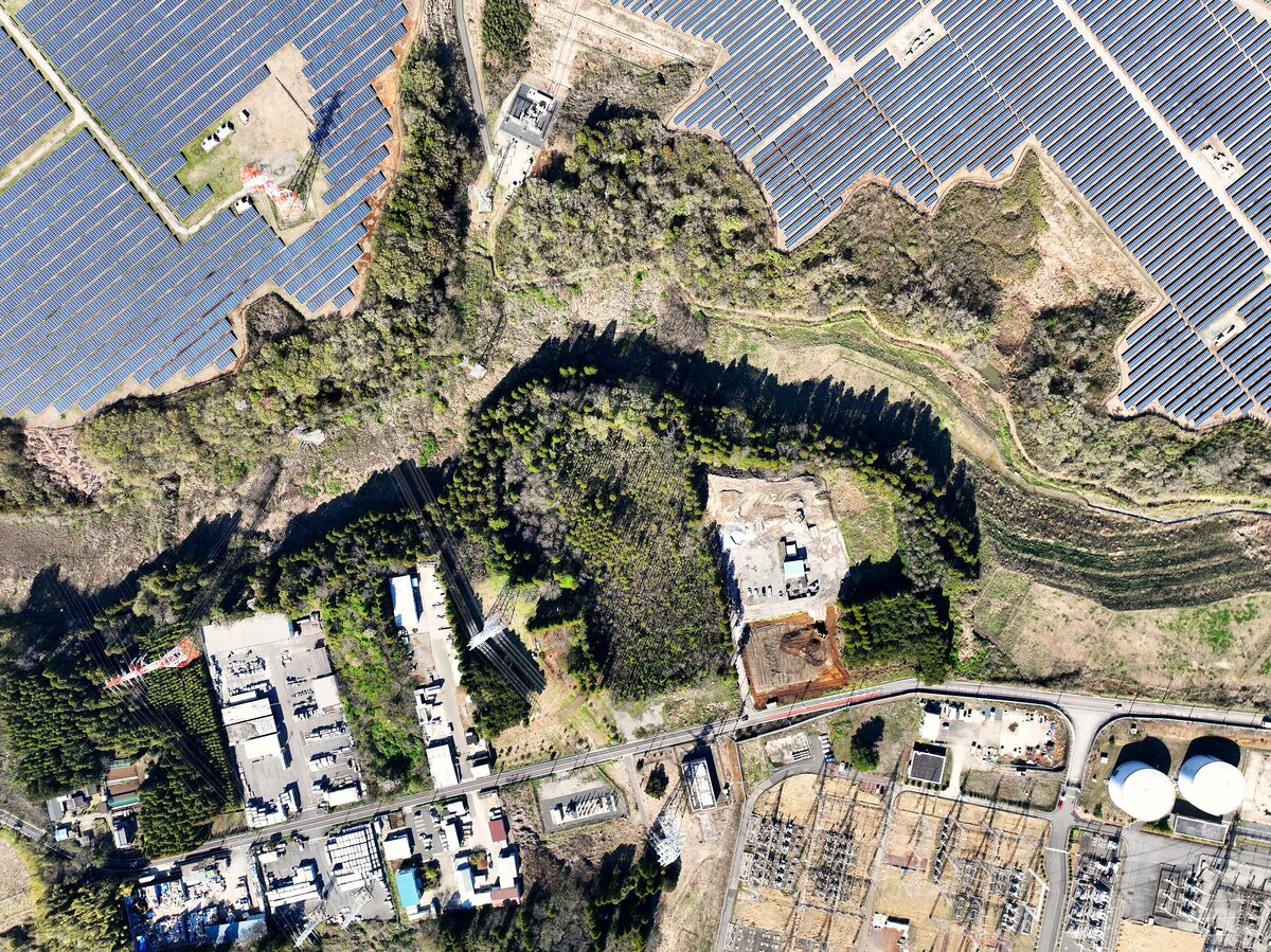 変電設備と造成地を上空から望む