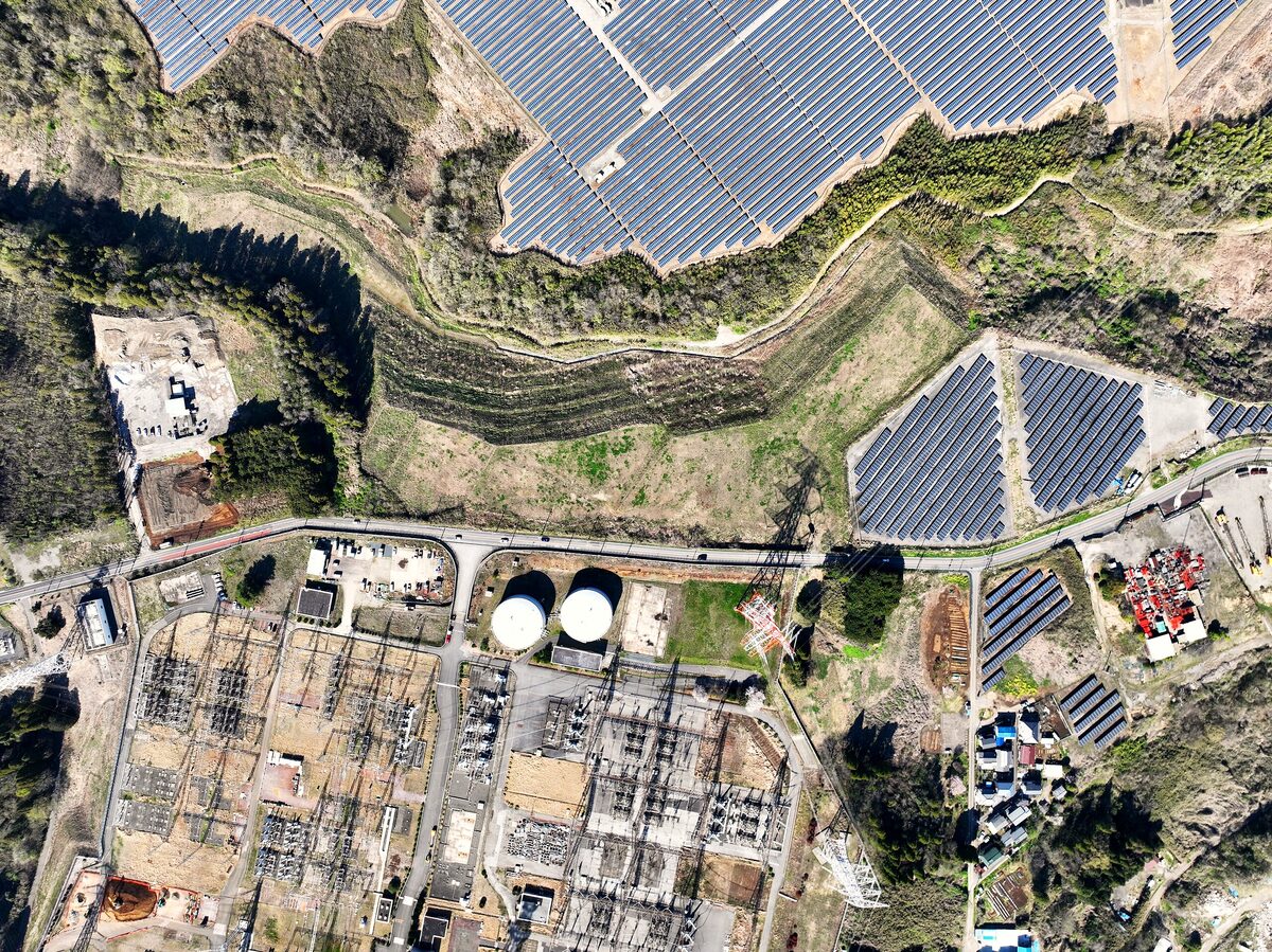大規模太陽光発電所と変電設備（千葉県市原市潤井戸）